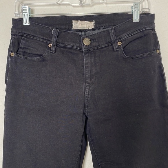 001: FREE PEOPLE classic black jeans in women’s size 29 - Picture 4 of 9
